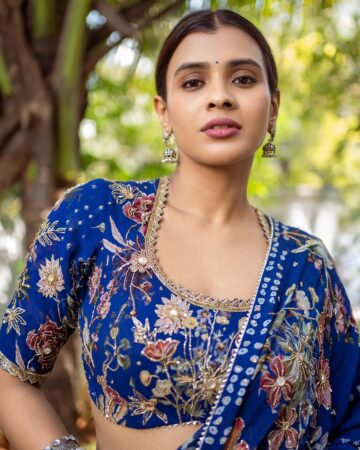 Hebah Patel Dazzles in Vibrant Blue Saree