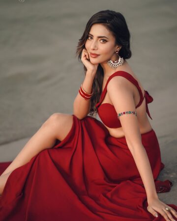Samonty Shoumi Raises the Temperature in Red Outfit