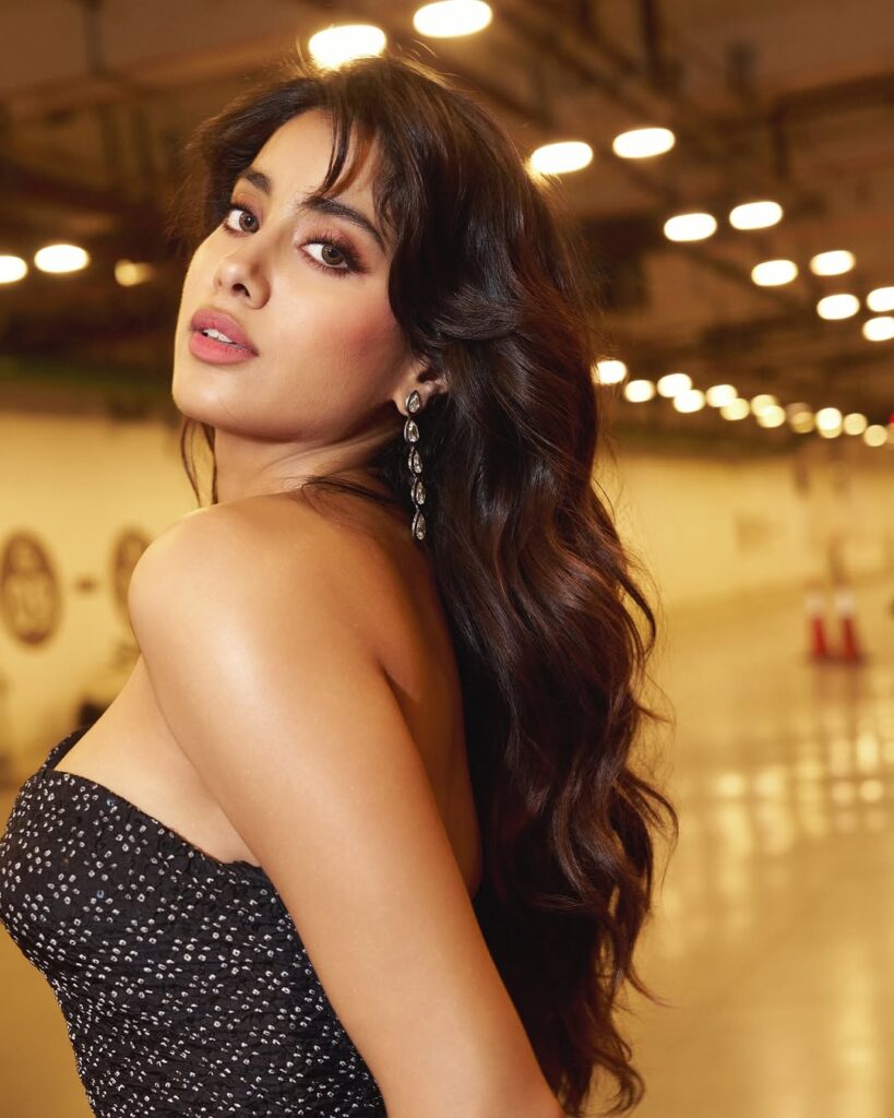 Janhvi Kapoor's Sizzling New Avatar is Winning Hearts