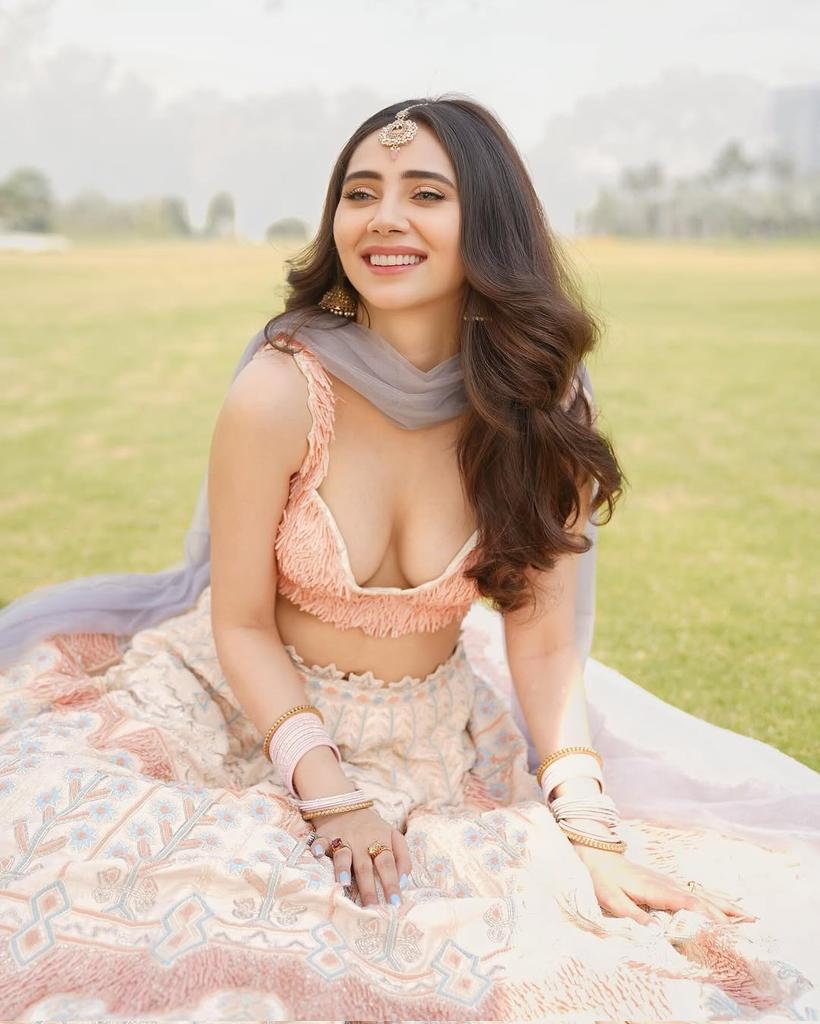 Zara Khan's Bold and Beautiful Traditional Look