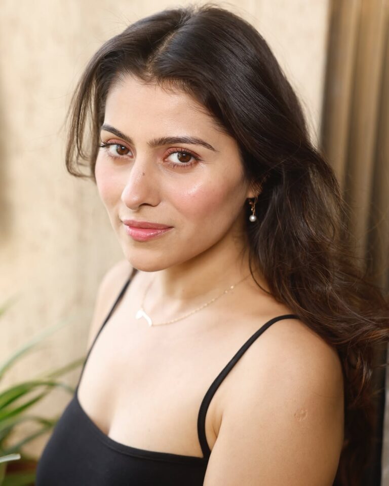 Aparna Dixit Embraces Confidence and Style in New Photos