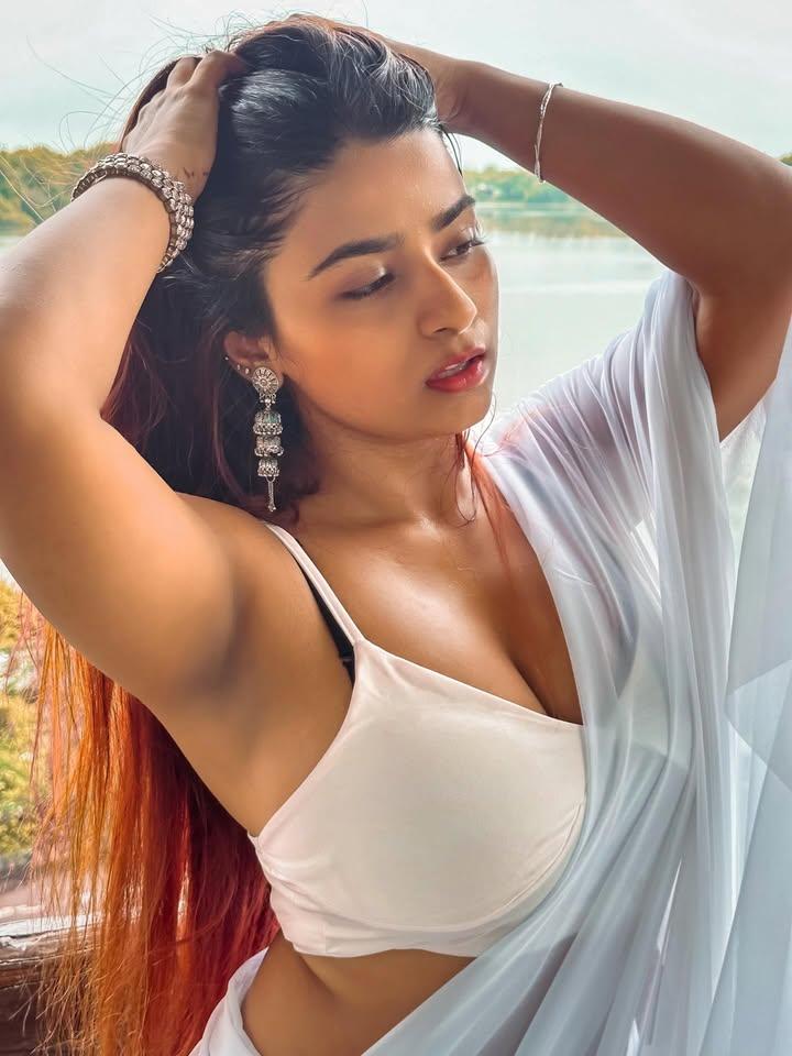 Suhana Khan Redefines Elegance in White Saree
